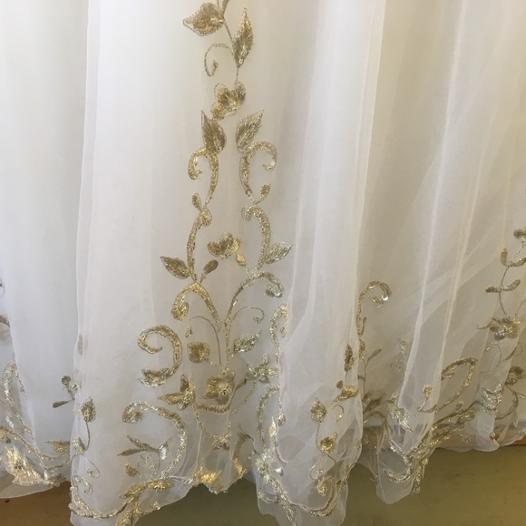 Wedding dress.  Size 6, altered down to size 2. - Picture 4 of 9